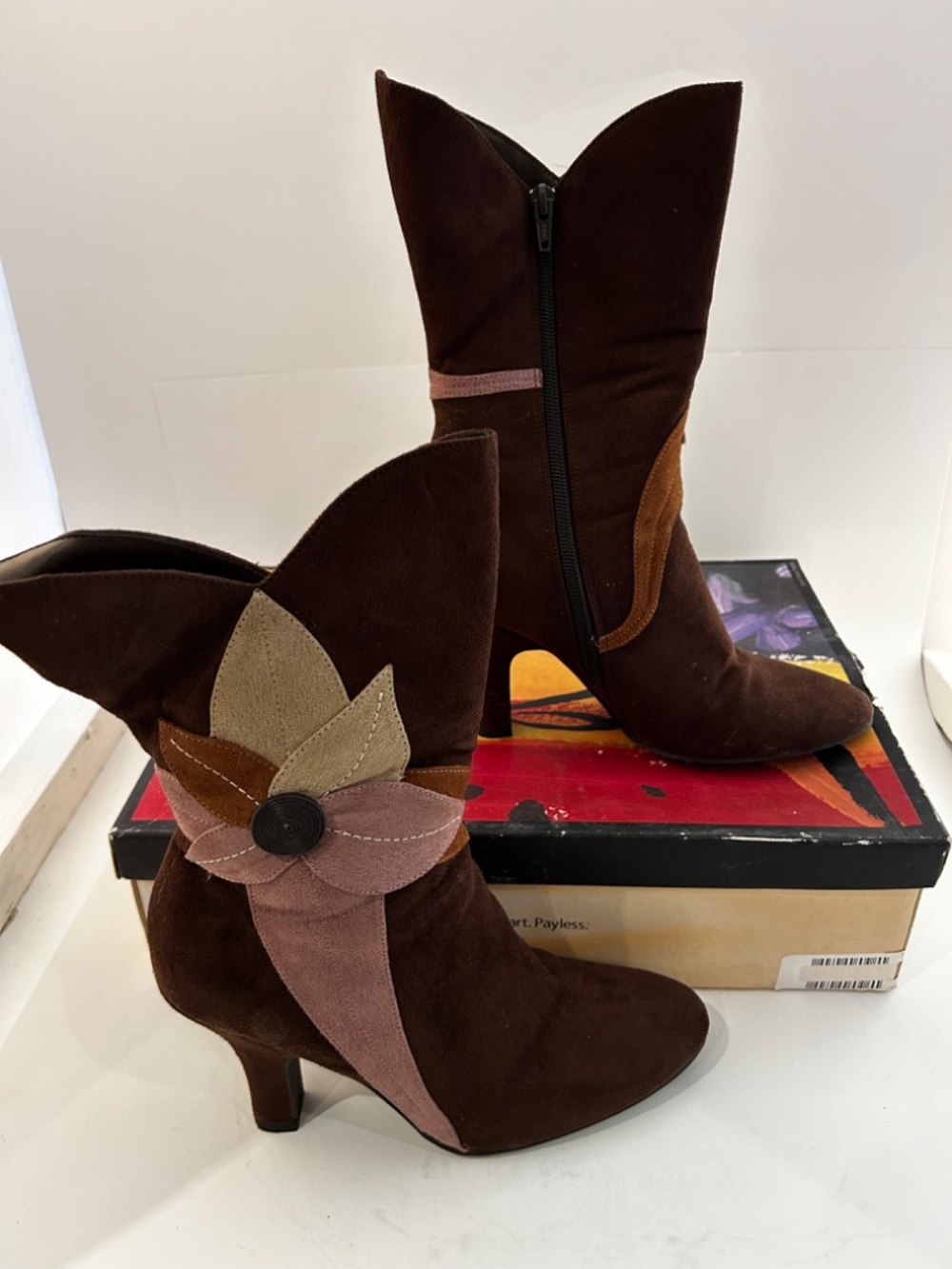 Predictions Brown Suede Leaf Appliqué Boots – Vintage Y2K – Size 8 US – NIB